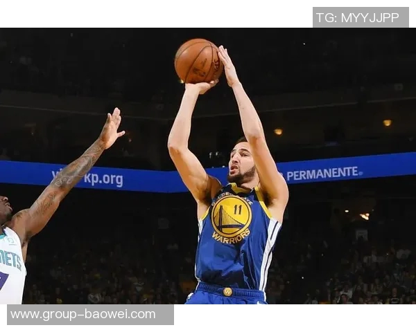 克莱半场表现出色三分球完美命中助力球队进攻火力全开 克莱半场表现出色三分球完美命中助力球队进攻火力全开