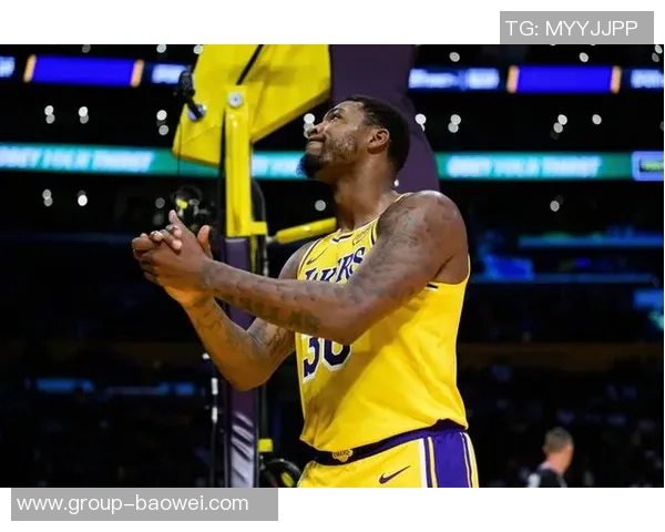 湖人训练场景曝光斯玛特紧逼八村里夫斯全力防守展现球队默契 湖人训练场景曝光斯玛特紧逼八村里夫斯全力防守展现球队默契