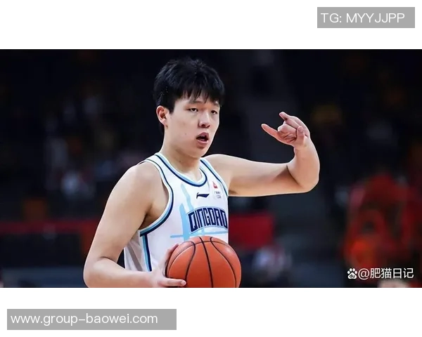 CBA赛场意外瞬间杨瀚森抢篮板时肘击加福德面部引发关注