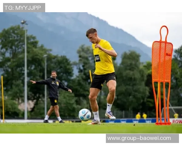 弗兰克清晨抵达基地全力备战多特周一下午将出席新闻发布会